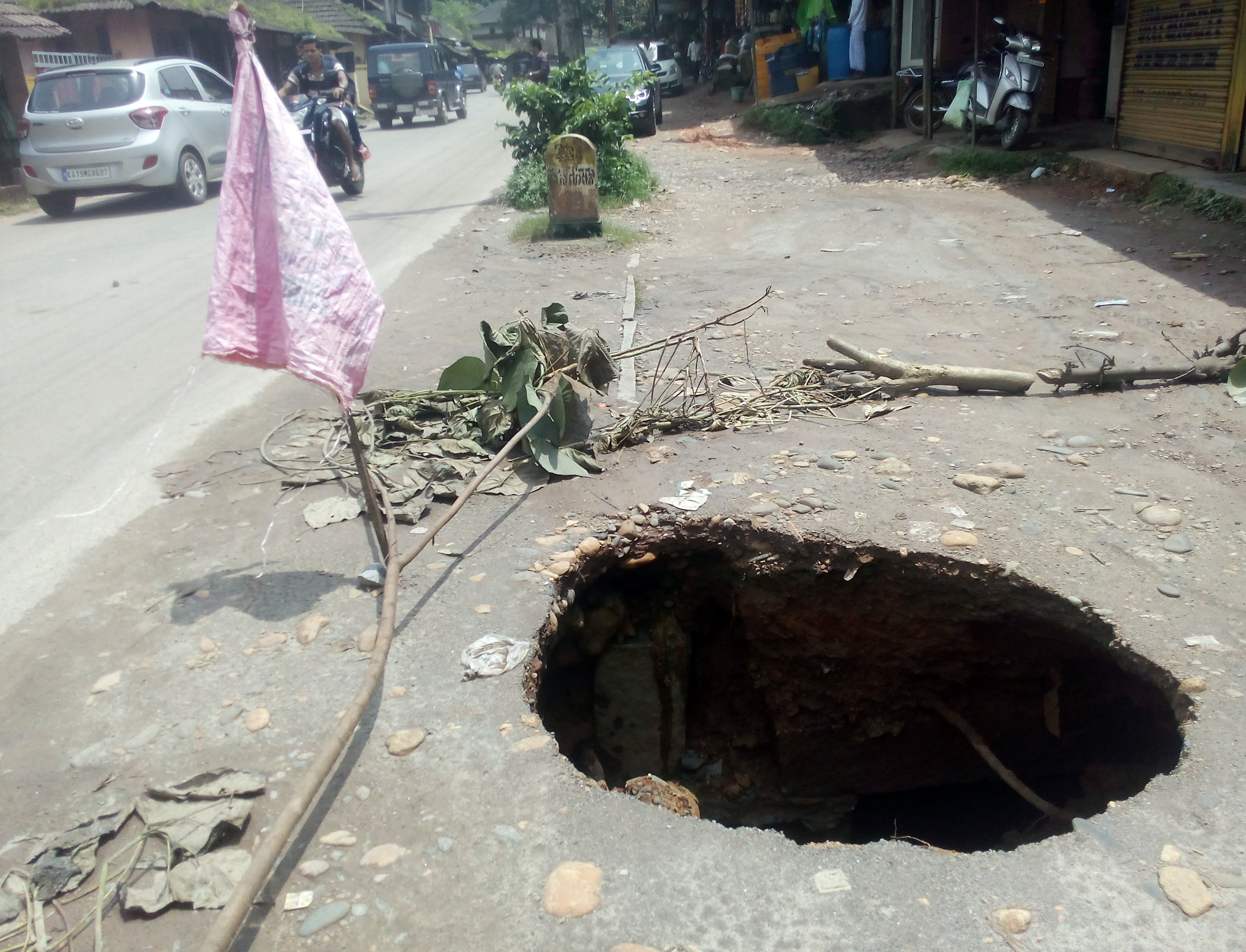 ಅಪಾಯಕ್ಕೆ ಆಹ್ವಾನ ನೀಡುತ್ತಿರುವ ಹೆದ್ದಾರಿ ಬದಿಯ ಚರಂಡಿ